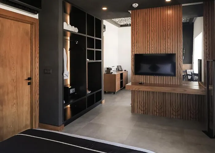 מלון The Local House